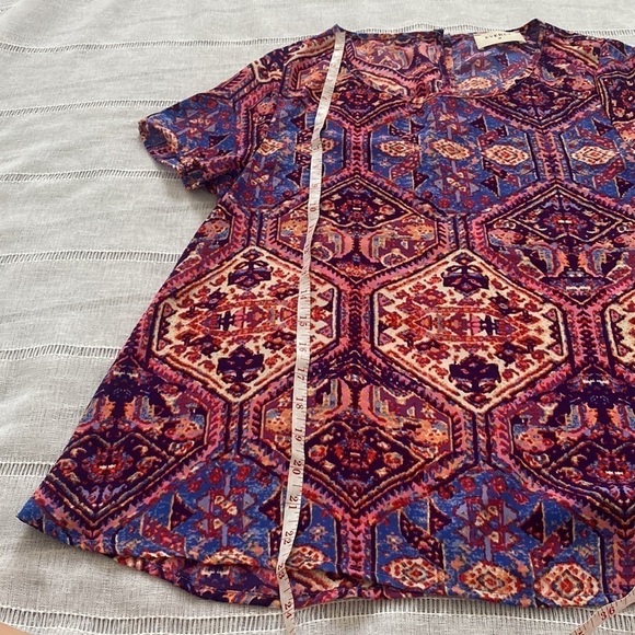 Everly shortsleeved blouse with bright colors and key hole button. - Picture 5 of 7